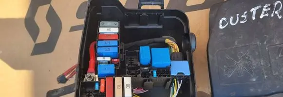 Dacia Duster Fuse box set D051AR