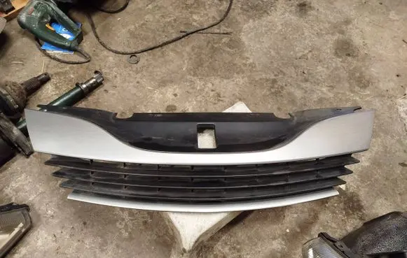 Renault Laguna II Front bumper upper radiator grill 42114