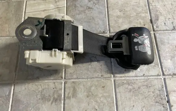 Volkswagen Touran I Third row seat belt 33048191