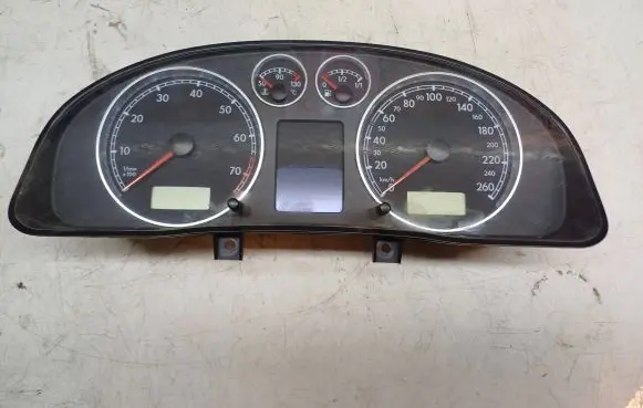 Volkswagen PASSAT B5.5 Speedometer (instrument cluster) 3B0920825 110080052001