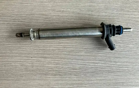 Mercedes-Benz C W205 Fuel injector A2560700187