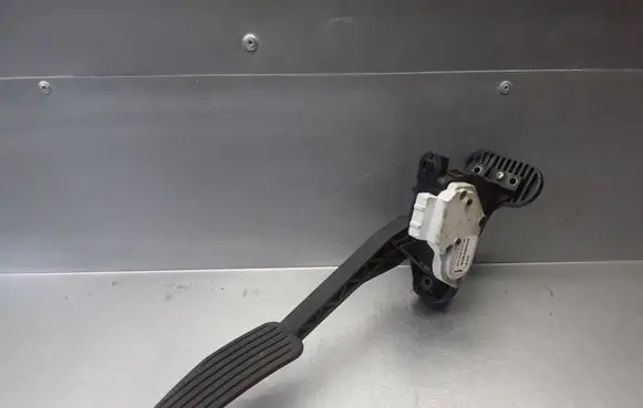 Volvo V70 Accelerator throttle pedal 30636003