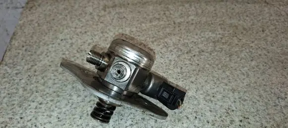 BMW 3 E90 E91 Fuel injection high pressure pump 7562473 0261520041 1000455394