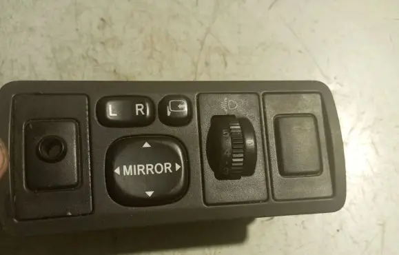 Toyota Avensis T250 Wing mirror switch 183575