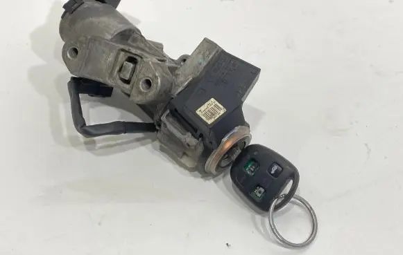 Toyota Avensis T250 Ignition lock 10501517