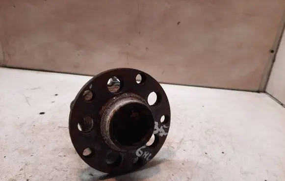 Volkswagen PASSAT B5 Rear wheel hub
