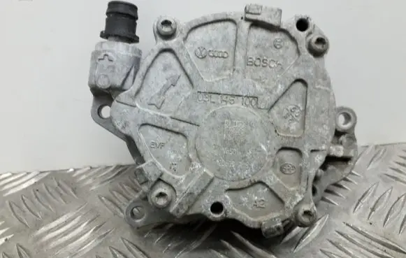 Volkswagen Golf VI Vacuum pump 03L145100G