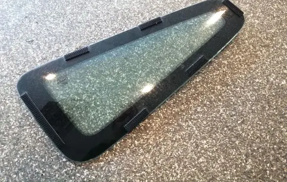 Ford Mustang V Rear side window