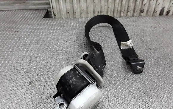 Middle seatbelt (rear)