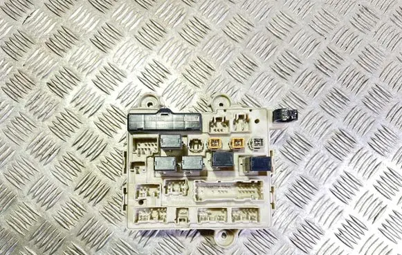 Toyota Previa (XR30, XR40) II Fuse module 8922128040