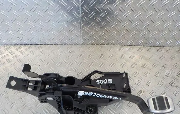 Peugeot 5008 II Brake pedal