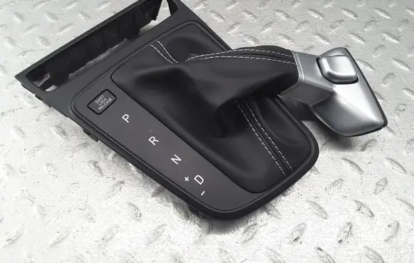 Hyundai i20 (BC3 BI3) Gear lever shifter trim leather/knob 84645Q0100YPK