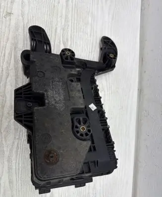 Volkswagen PASSAT CC Battery tray 1K0915333
