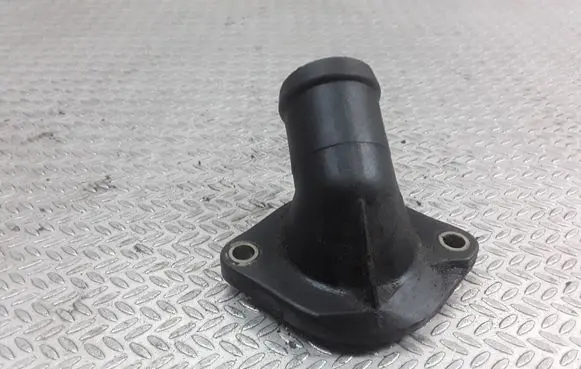 Volkswagen PASSAT B5 Engine coolant pipe/hose 048121121B