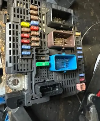 Peugeot 3008 II Fuse module 9810296180 39797504 05740301