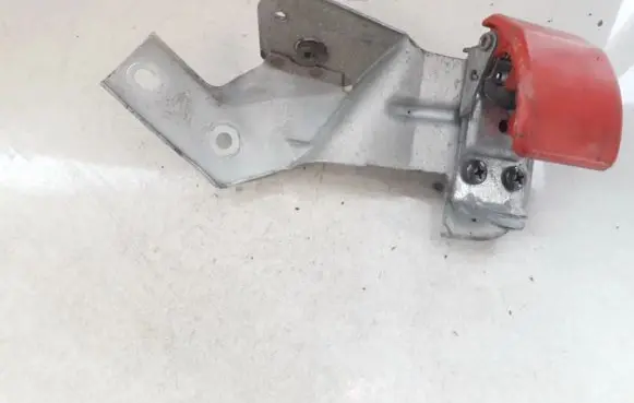 Volvo S40, V40 Engine bonnet (hood) release handle