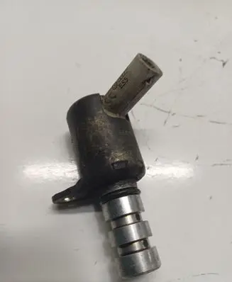 Volkswagen Golf VII Camshaft vanos timing valve 06K115243B