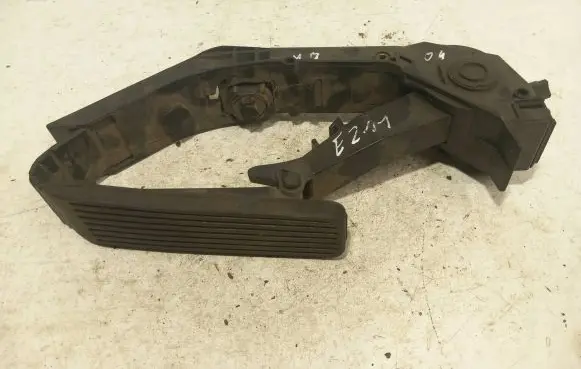 Mercedes-Benz E W211 Accelerator throttle pedal A2113000504