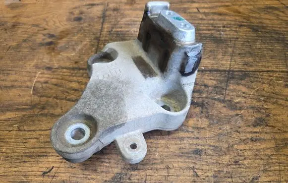 Engine mounting bracket