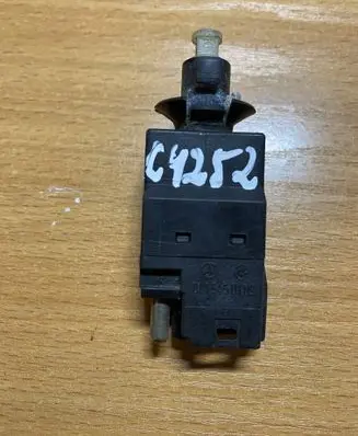 Mercedes-Benz E W210 Brake pedal sensor switch 001545010 C4252