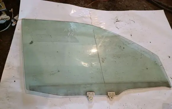 Nissan X-Trail T30 Front door window glass four-door