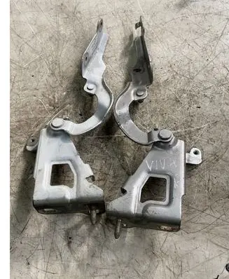 Engine bonnet/hood hinges