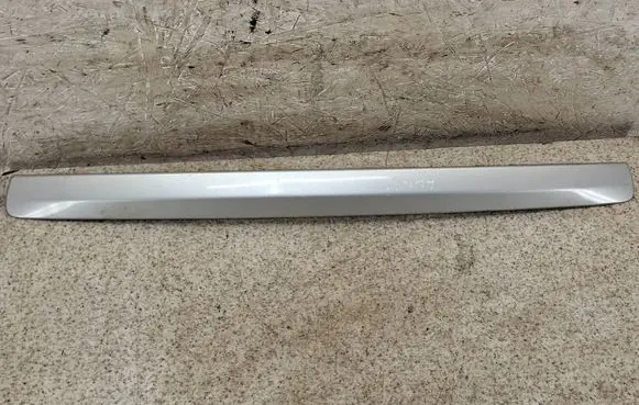 Toyota Avensis T270 Trunk door license plate light bar 7680105090 49901 76801051