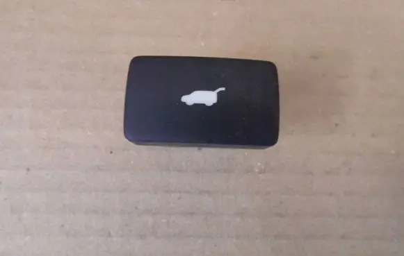 Honda CR-V Tailgate/boot open switch button M48809