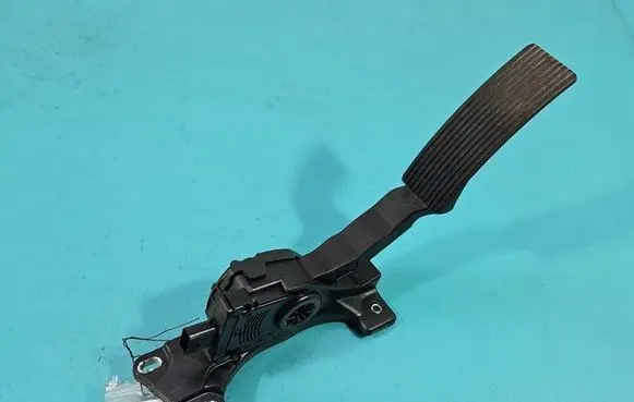 Accelerator throttle pedal