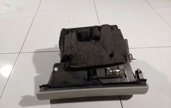 Mercedes-Benz B W245 Glove box
