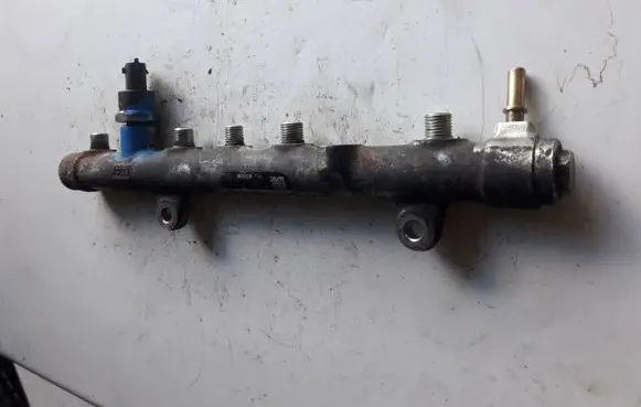 Renault Scenic II - Grand scenic II Fuel distributor 0445214078