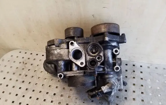 Honda CR-V Oil filter mounting bracket