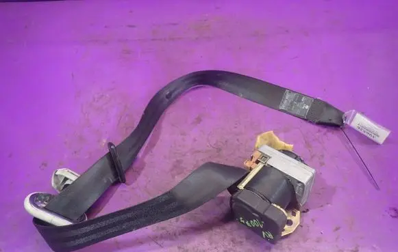 Volkswagen Golf IV Front seatbelt
