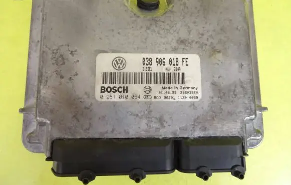Volkswagen PASSAT B5 Engine control unit/module 038906018FE 0281010064