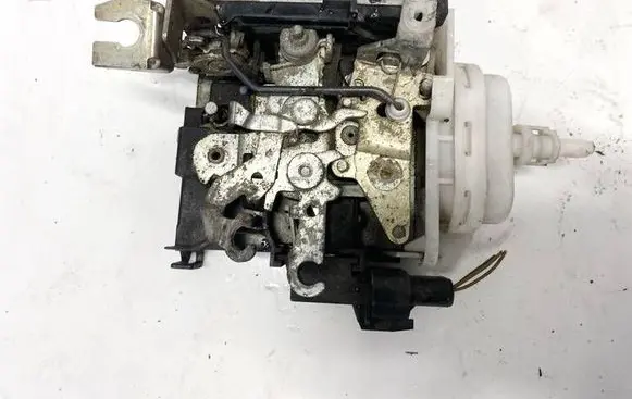 Audi A4 S4 B5 8D Front door lock 8d1837015f