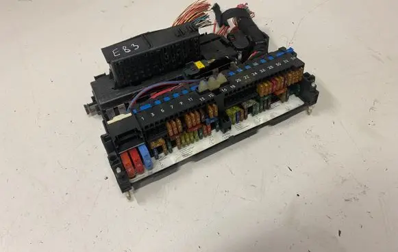 BMW X3 E83 Fuse module 8387153