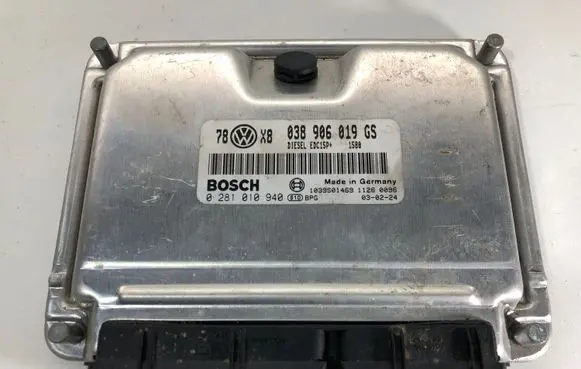 Volkswagen PASSAT B7 Engine control unit/module 038906019GS 0281010940