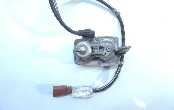 Volkswagen PASSAT B8 Intake manifold valve actuator/motor 5Q0253691H 3G0971068D