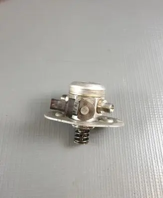 BMW 5 G30 G31 Fuel injection high pressure pump 7642466 13517642466