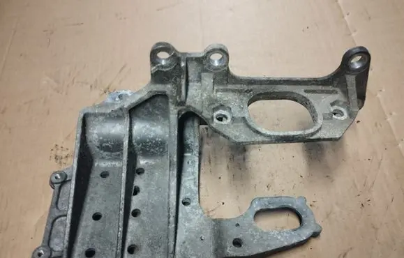 Nissan Qashqai Engine mounting bracket