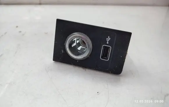 Skoda Karoq USB socket connector 5Q0035726E