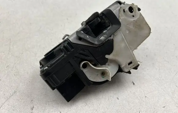 Opel Astra J Front door lock