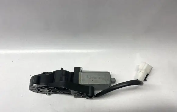 Mercedes-Benz C W204 Seat adjustment motor 0390203367 82584371