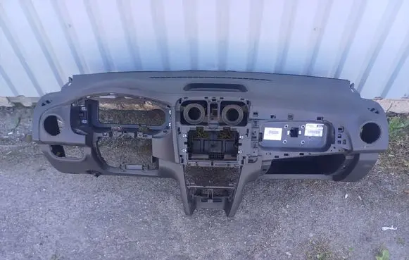 Dacia Logan II Dashboard 201510061622 681004784R 154060829