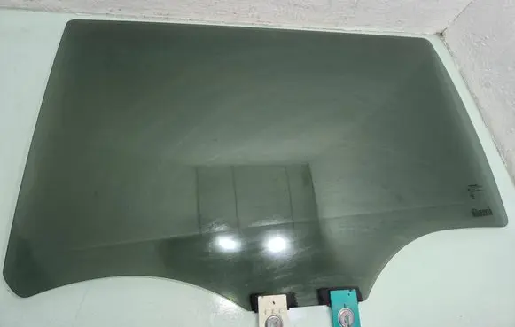 Chrysler Pacifica Sliding door window/glass 943AA