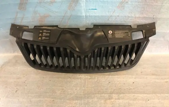 Skoda Fabia Mk2 (5J) Front bumper upper radiator grill 5J0853668C