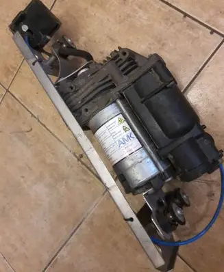 BMW 5 E60 E61 Air suspension valve block 37106789937 92221C 15656