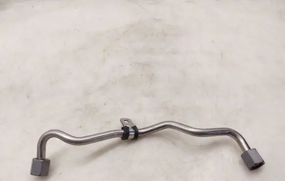 Volkswagen Tiguan Fuel injector supply line/pipe 05E130241E