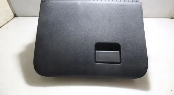 Nissan Juke I F15 Glove box