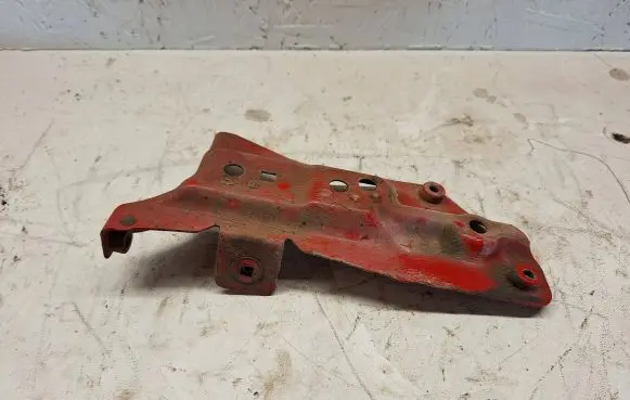 Audi A3 S3 8P Fender mounting bracket 8P0821136